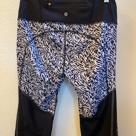 Gently used Lululrmon crop pants. No snags or stains.